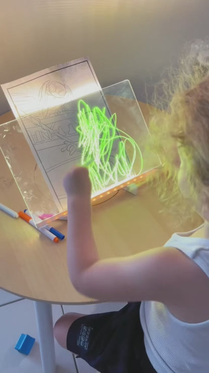 MagiskGlød Plade™ | Gør Tegnetid Magisk – Se Dine Børns Tegninger Lyse Op!